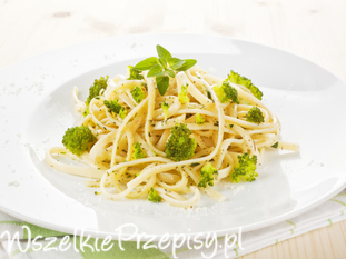 Spaghetti carbonara z brokułami