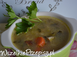 Zupa warzywna z liściem kalarepki i pęczakiem