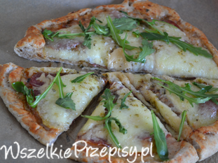 Pizza na razowym cieście z salami,parmezanem i mozzarellą
